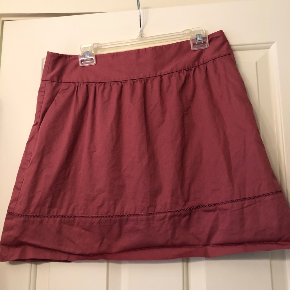 LOFT mauve skirt.  Zip/butterfly closure.  Sz 10